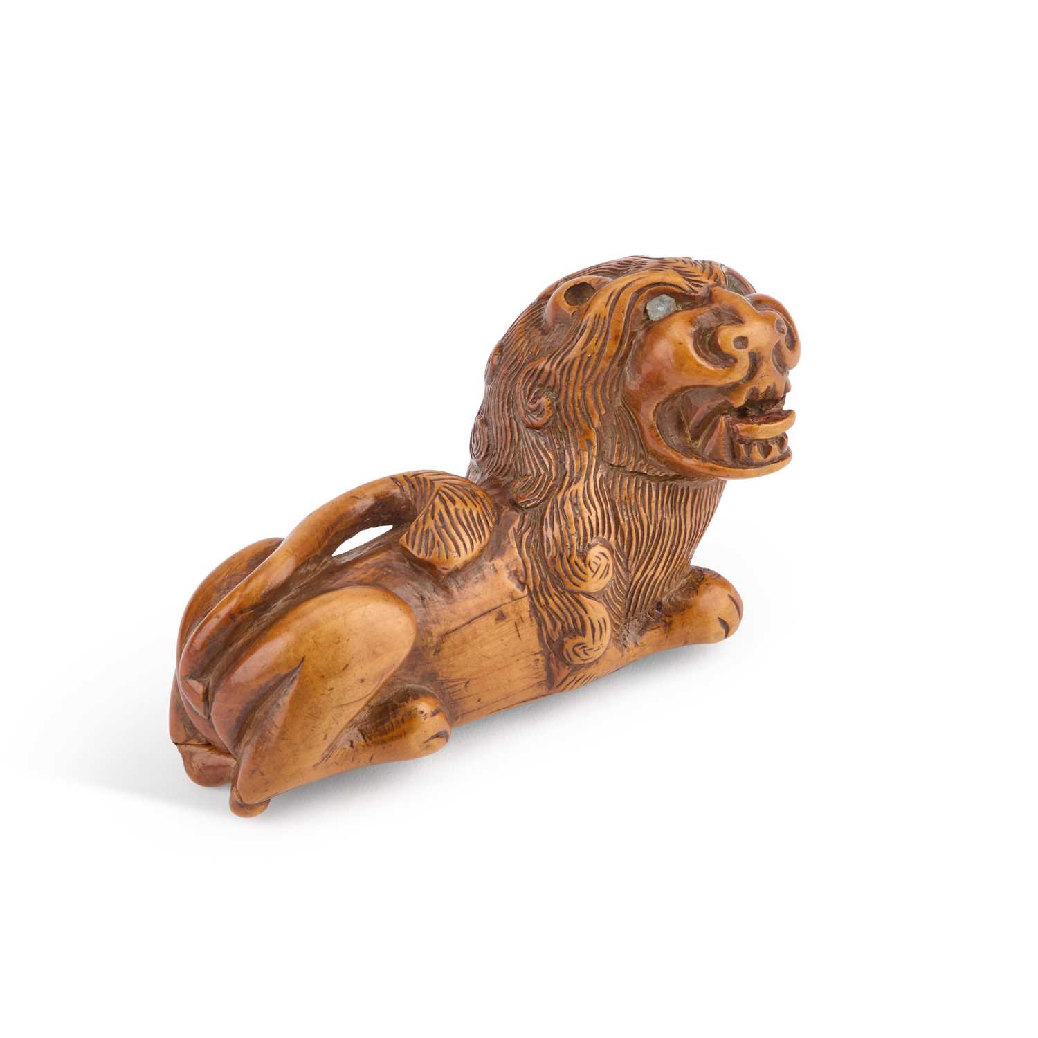 AN 18TH CENTURY FRUITWOOD 'LION' SNUFF BOX