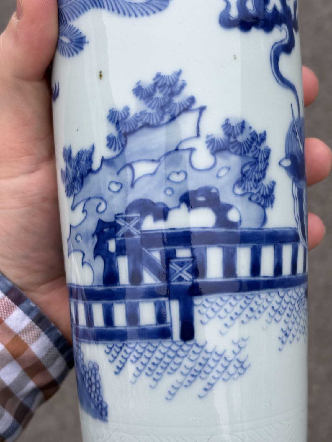 A CHINESE BLUE AND WHITE SLEEVE VASE - Image 8 of 11