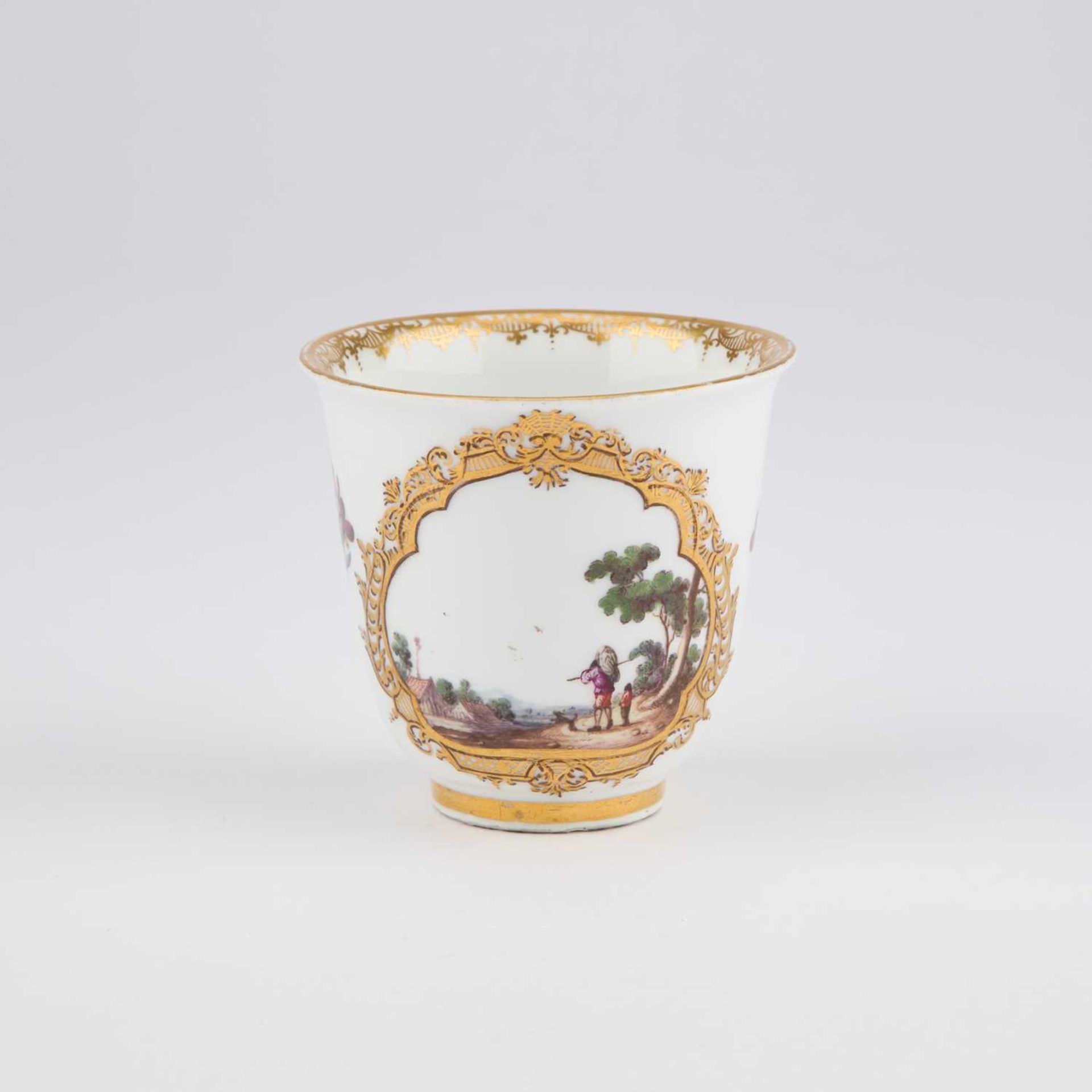 A MEISSEN CHOCOLATE BEAKER - Image 3 of 6