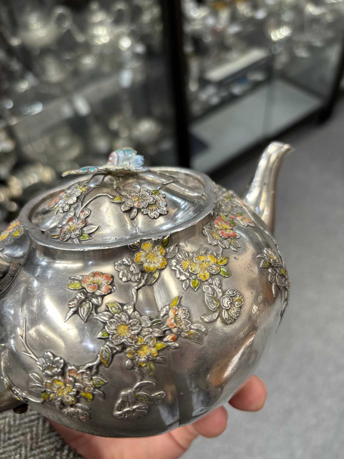 A JAPANESE SILVER AND ENAMEL TEAPOT - Image 9 of 13