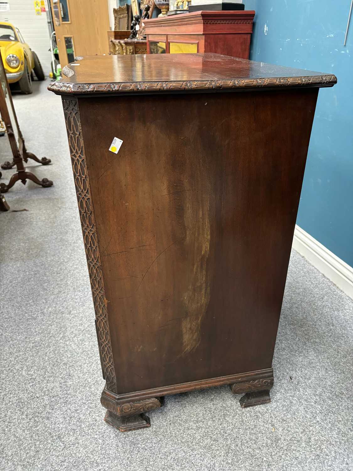 A GEORGE III STYLE MAHOGANY SERPENTINE CHEST OF DRAWERS, LABEL OF WYLLIE & LOCHHEAD - Image 2 of 14