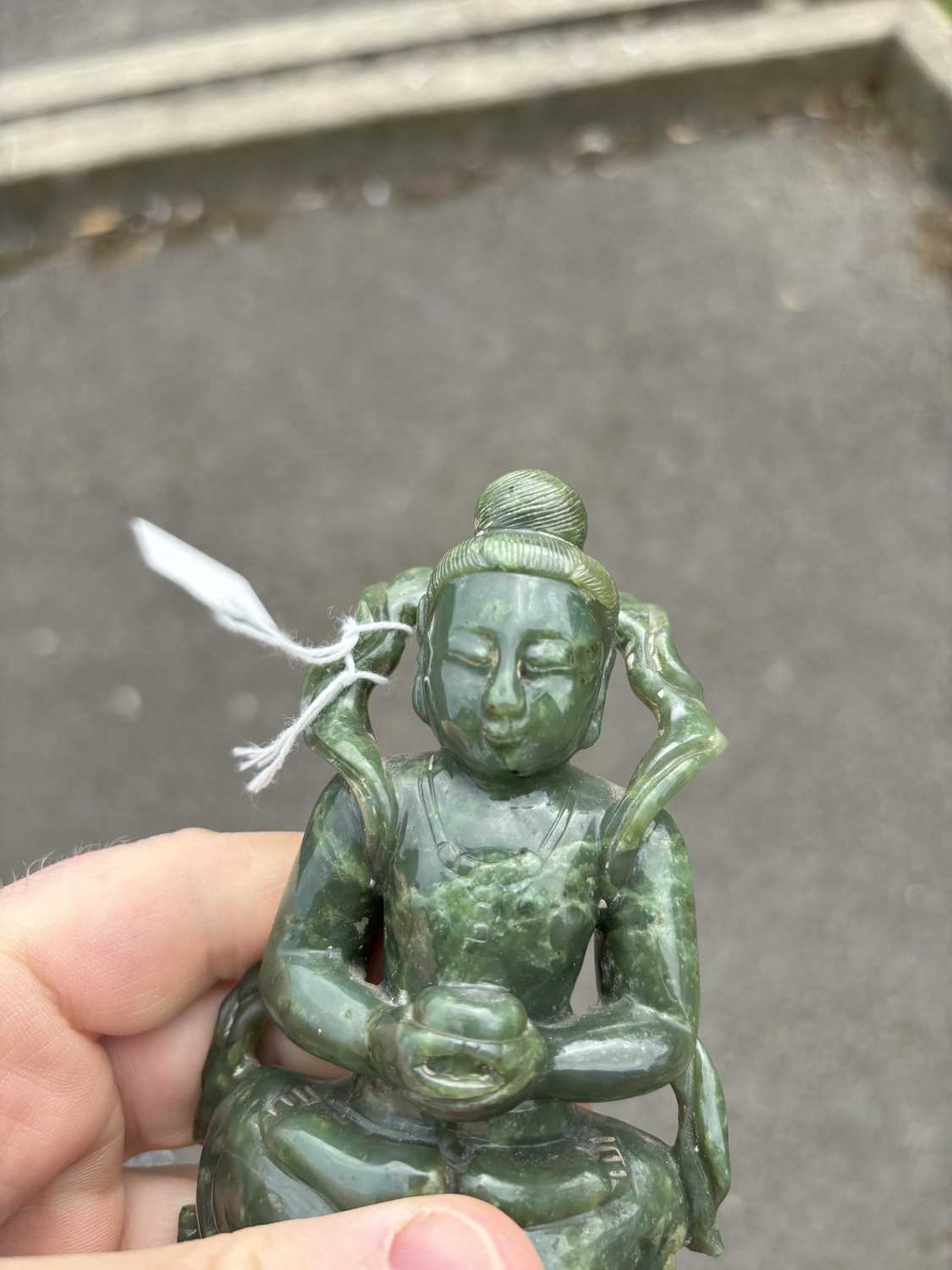 A CHINESE SPINACH JADE FIGURE OF A BODHISATTVA - Image 9 of 10