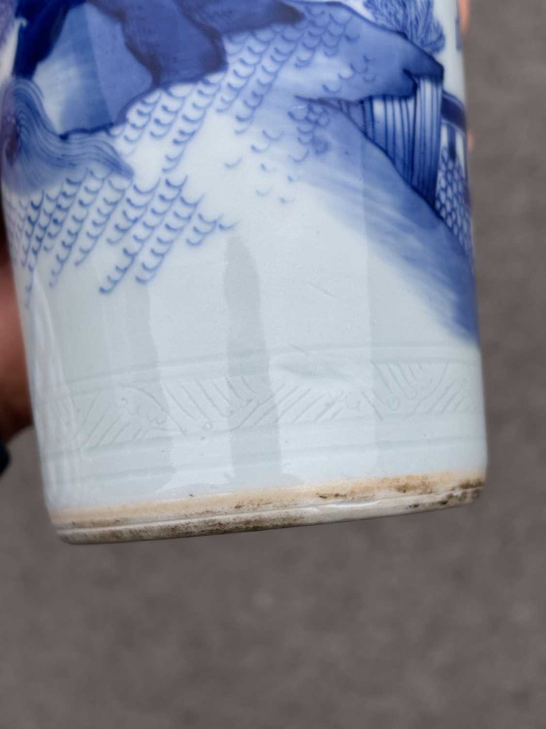 A CHINESE BLUE AND WHITE SLEEVE VASE - Image 7 of 11