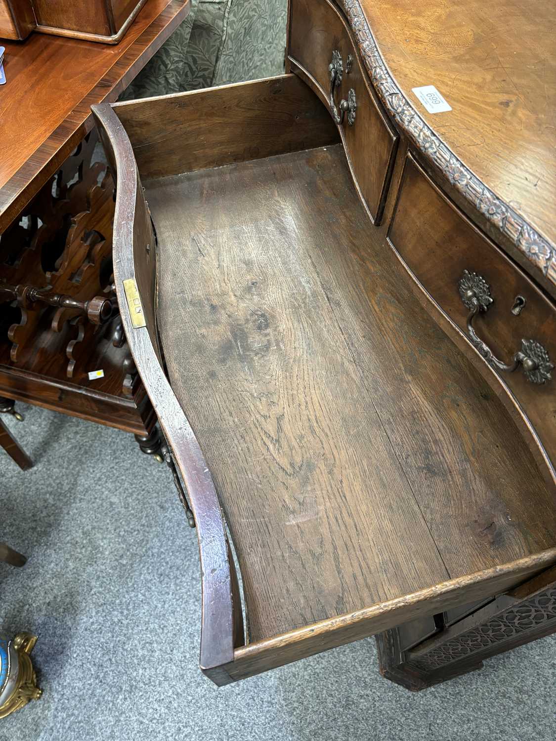 A GEORGE III STYLE MAHOGANY SERPENTINE CHEST OF DRAWERS, LABEL OF WYLLIE & LOCHHEAD - Image 5 of 14