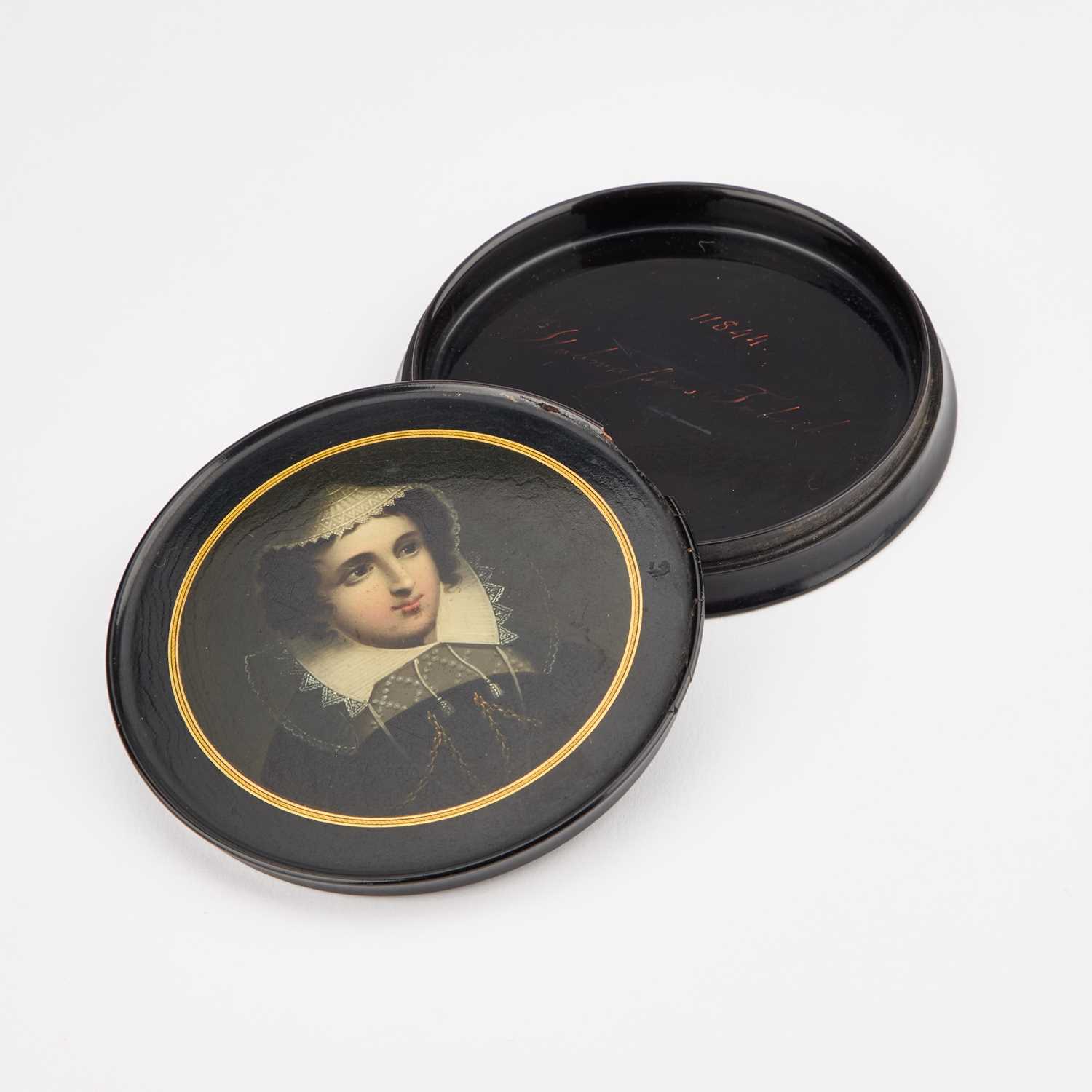 A 19TH CENTURY STOBWASSER LACQUERED CIRCULAR SNUFF BOX, 'MARIA STUART KÖNIGIN VON SCHOTTLAND' - Image 2 of 2