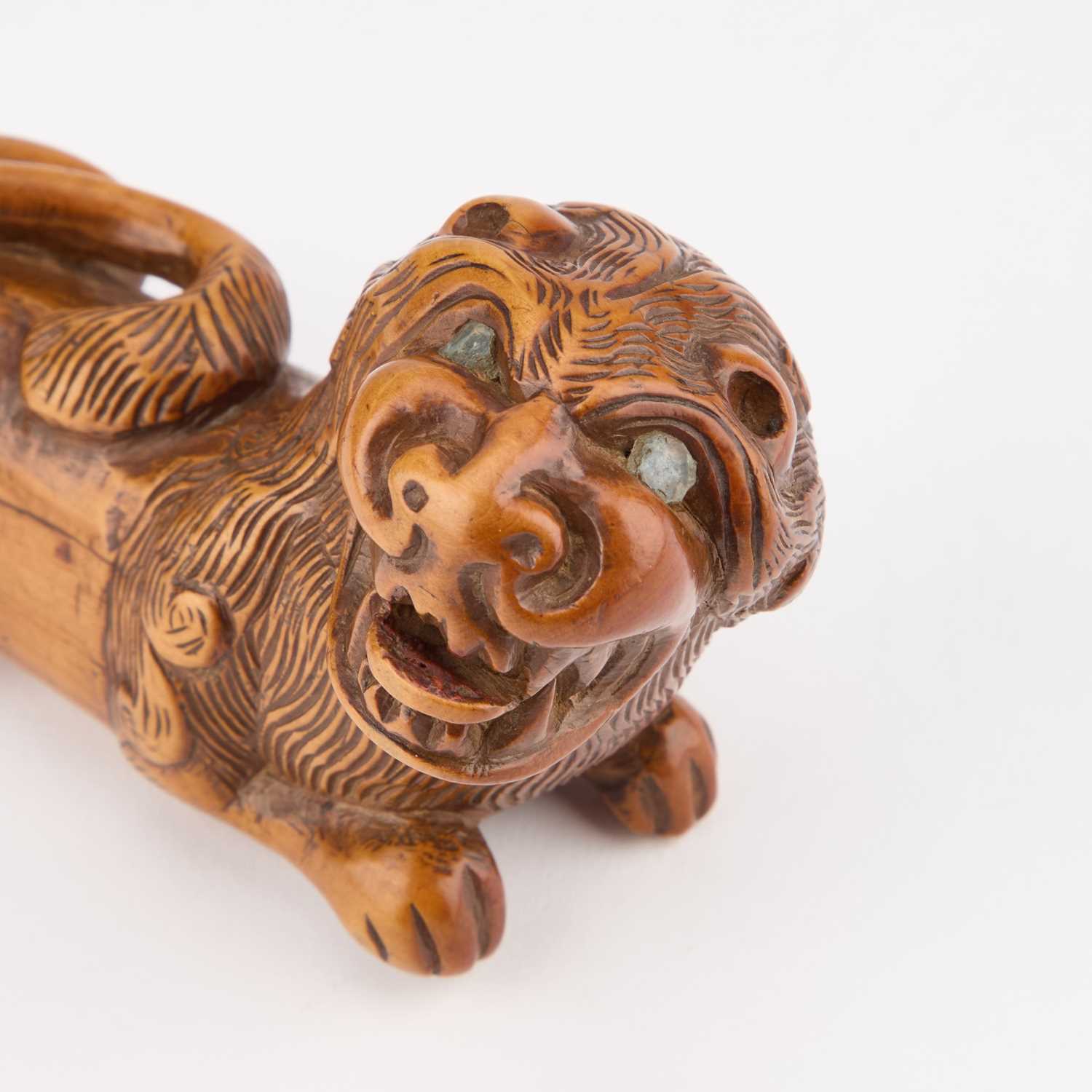 AN 18TH CENTURY FRUITWOOD 'LION' SNUFF BOX - Image 2 of 5