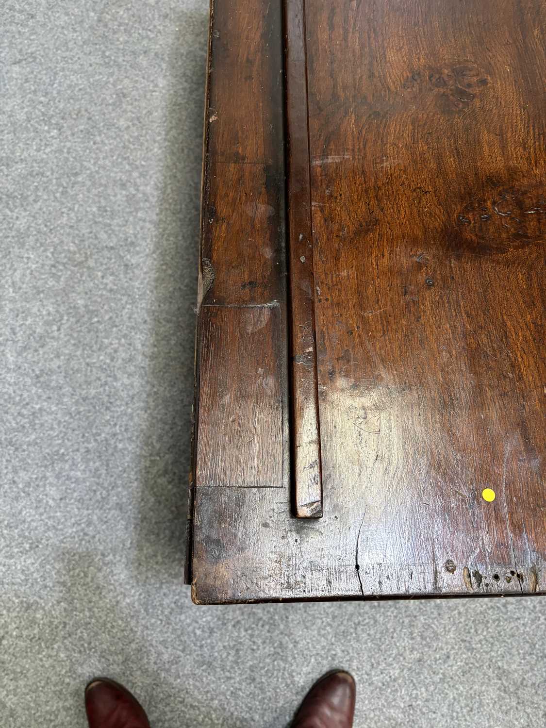 AN 18TH CENTURY OAK DRESSER BASE - Image 8 of 10