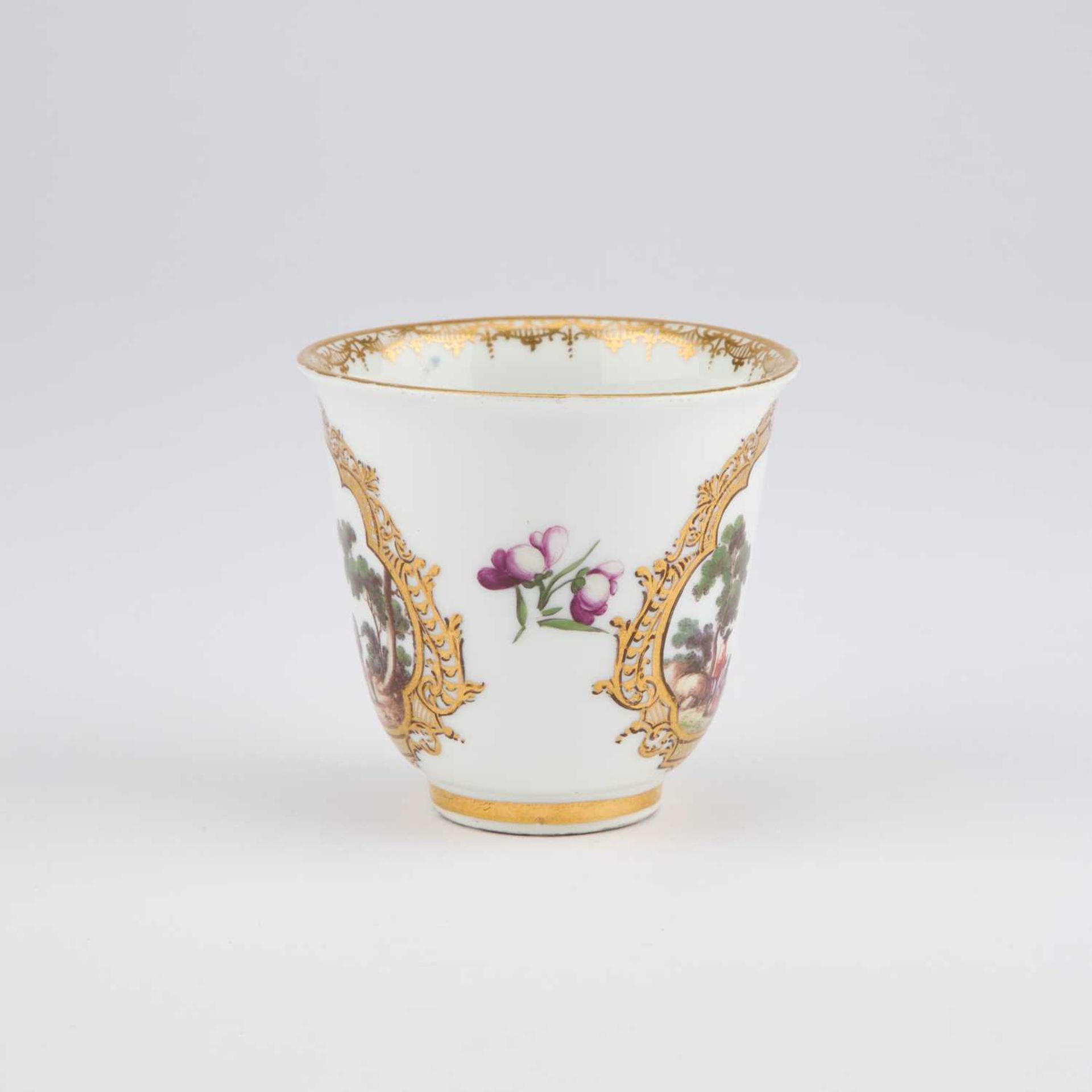 A MEISSEN CHOCOLATE BEAKER - Image 4 of 6