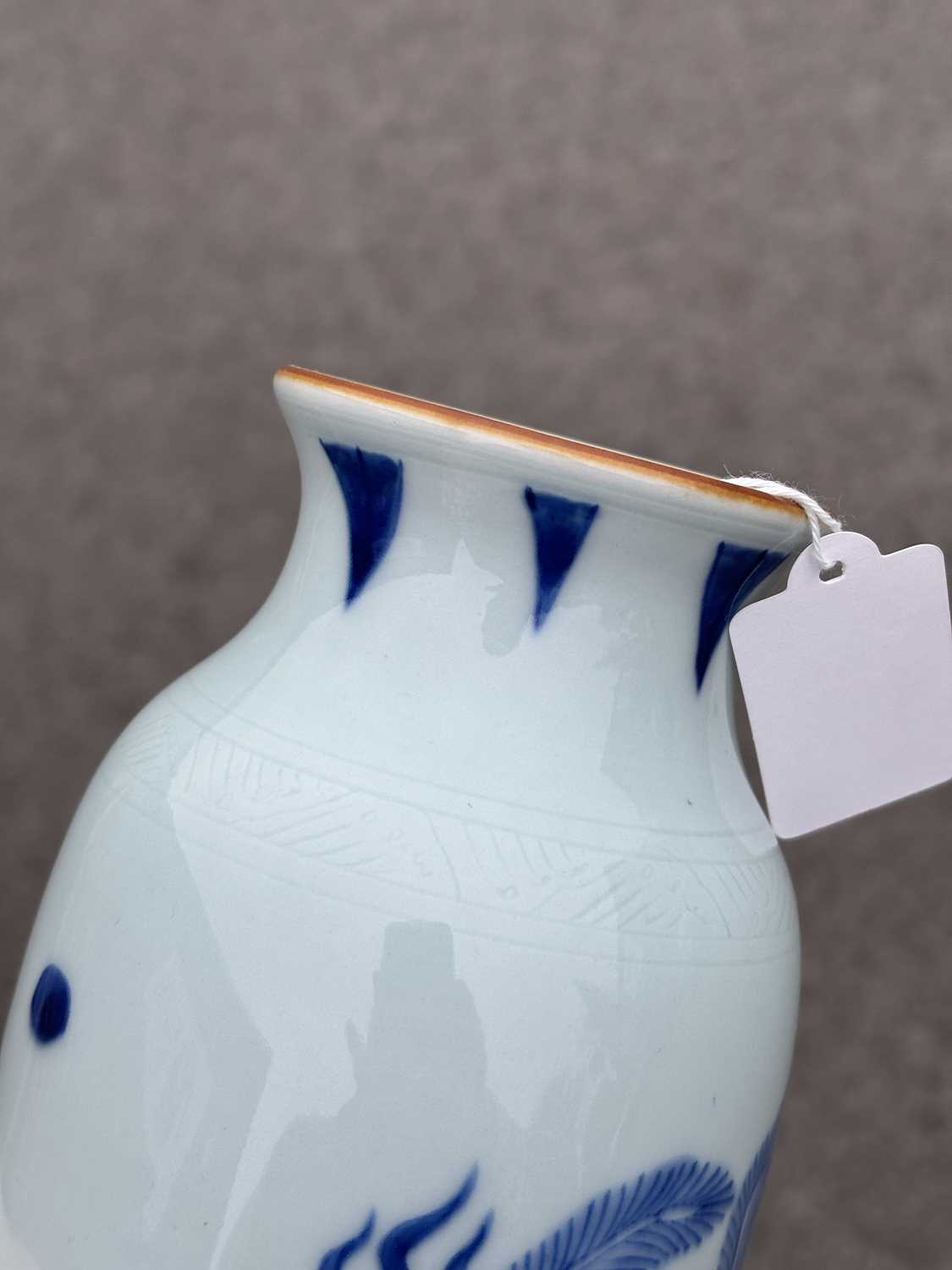 A CHINESE BLUE AND WHITE SLEEVE VASE - Image 10 of 11