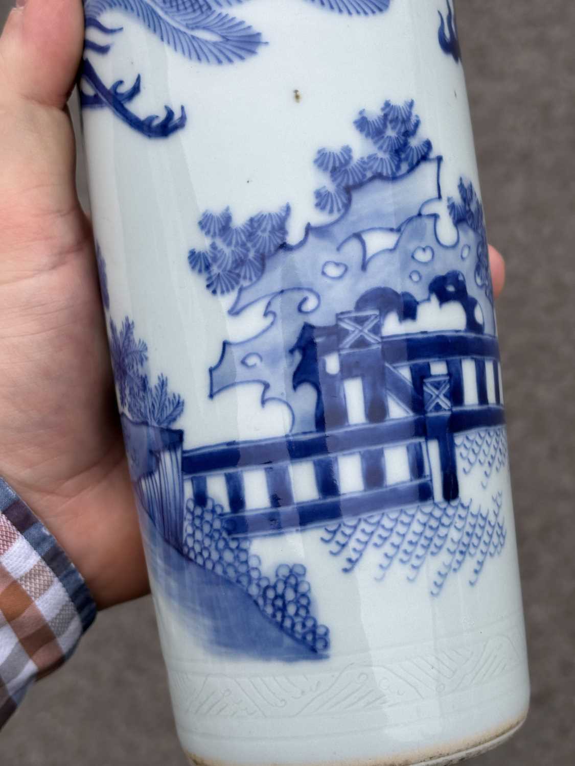A CHINESE BLUE AND WHITE SLEEVE VASE - Image 6 of 11
