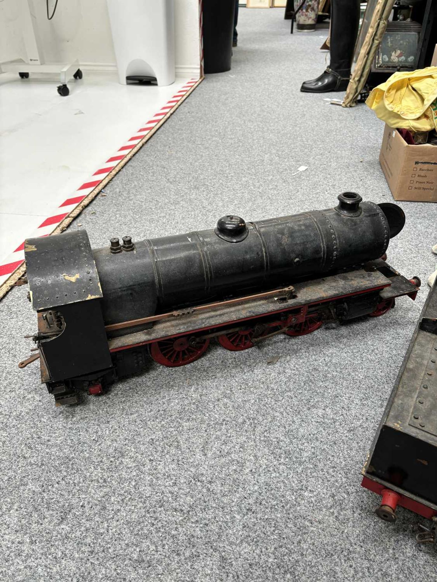 A SCRATCH-BUILT FREELANCE DESIGN LIVE STEAM MODEL RAILWAY 2-6-2 LOCOMOTIVE AND TENDER - Image 5 of 7