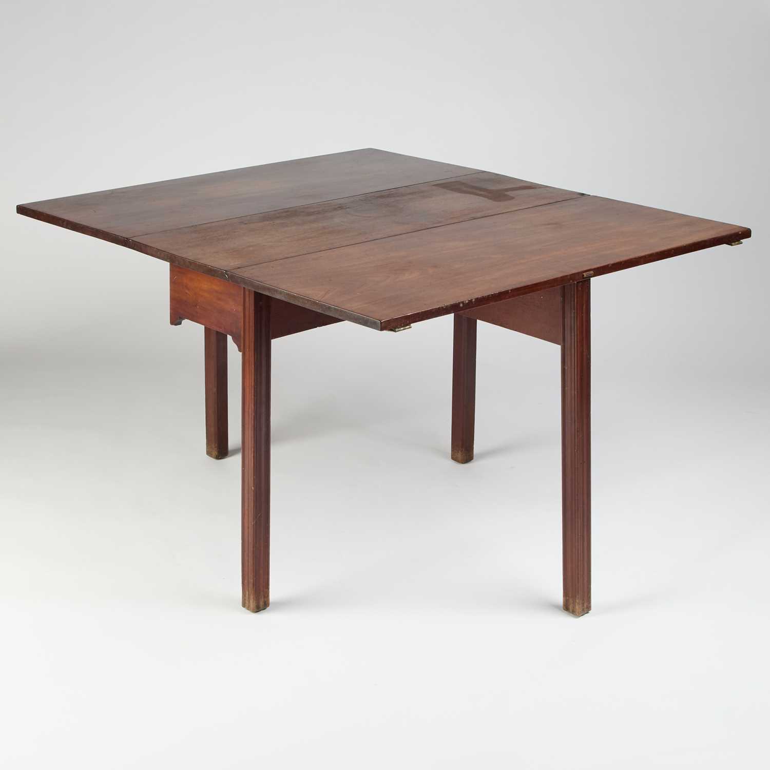 A GEORGE III MAHOGANY D-END DINING TABLE - Image 3 of 4