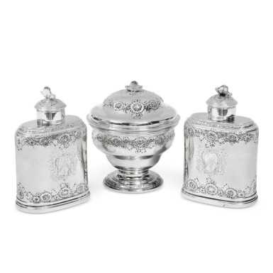 A GEORGE II SILVER TEA CADDY SET WITH A FITTED BOX - Image 2 of 4