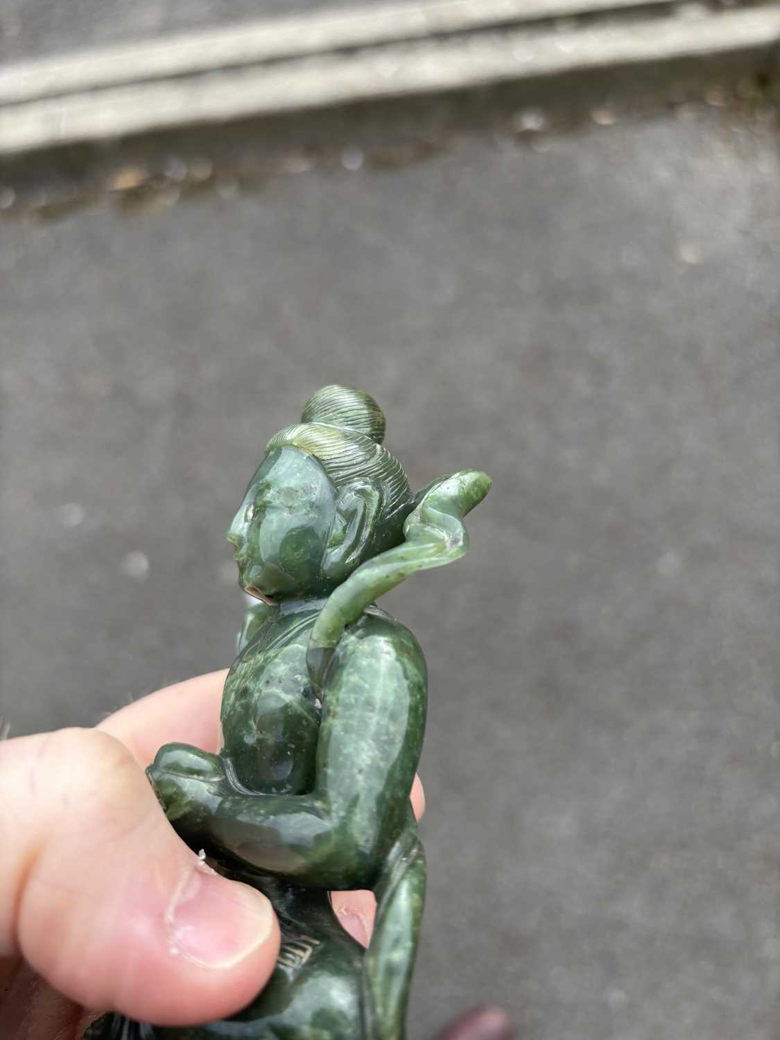 A CHINESE SPINACH JADE FIGURE OF A BODHISATTVA - Image 7 of 10
