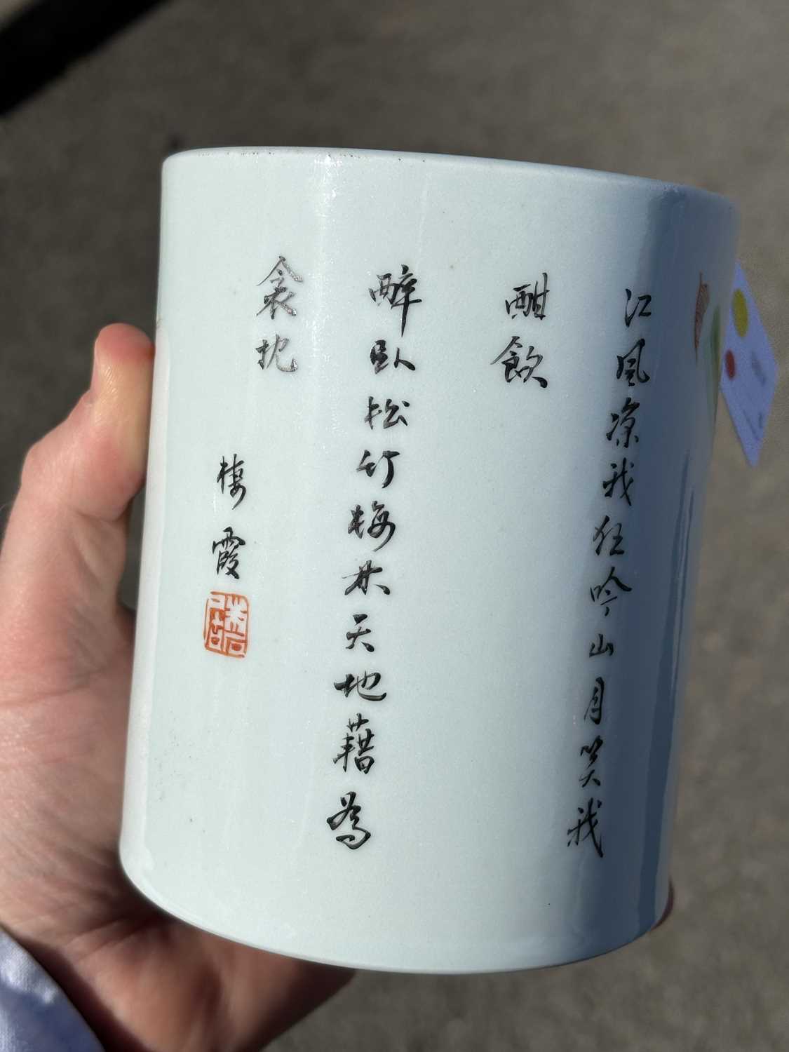 A CHINESE FAMILLE VERTE INSCRIBED BRUSH POT - Image 6 of 7