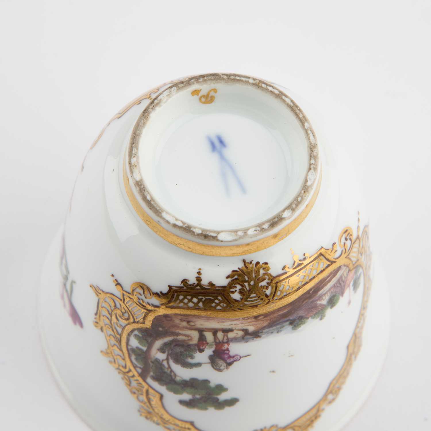 A MEISSEN CHOCOLATE BEAKER - Image 5 of 6