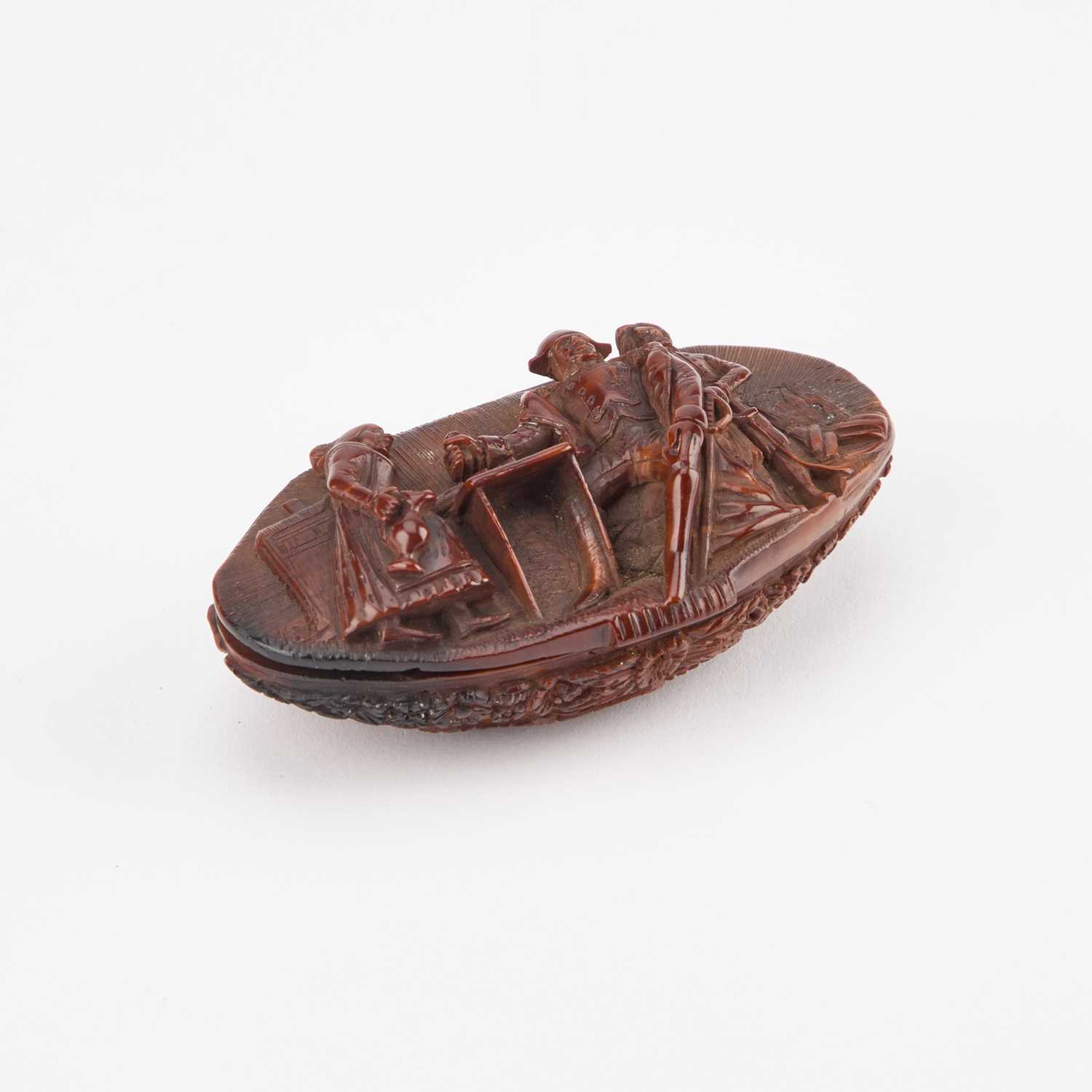 NAPOLEON INTEREST: A CARVED COQUILLA NUT SNUFF BOX, 18TH/ 19TH CENTURY - Image 4 of 4