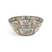 A CHINESE CANTON FAMILLE ROSE PUNCH BOWL, LATE 19TH/ EARLY 20TH CENTURY