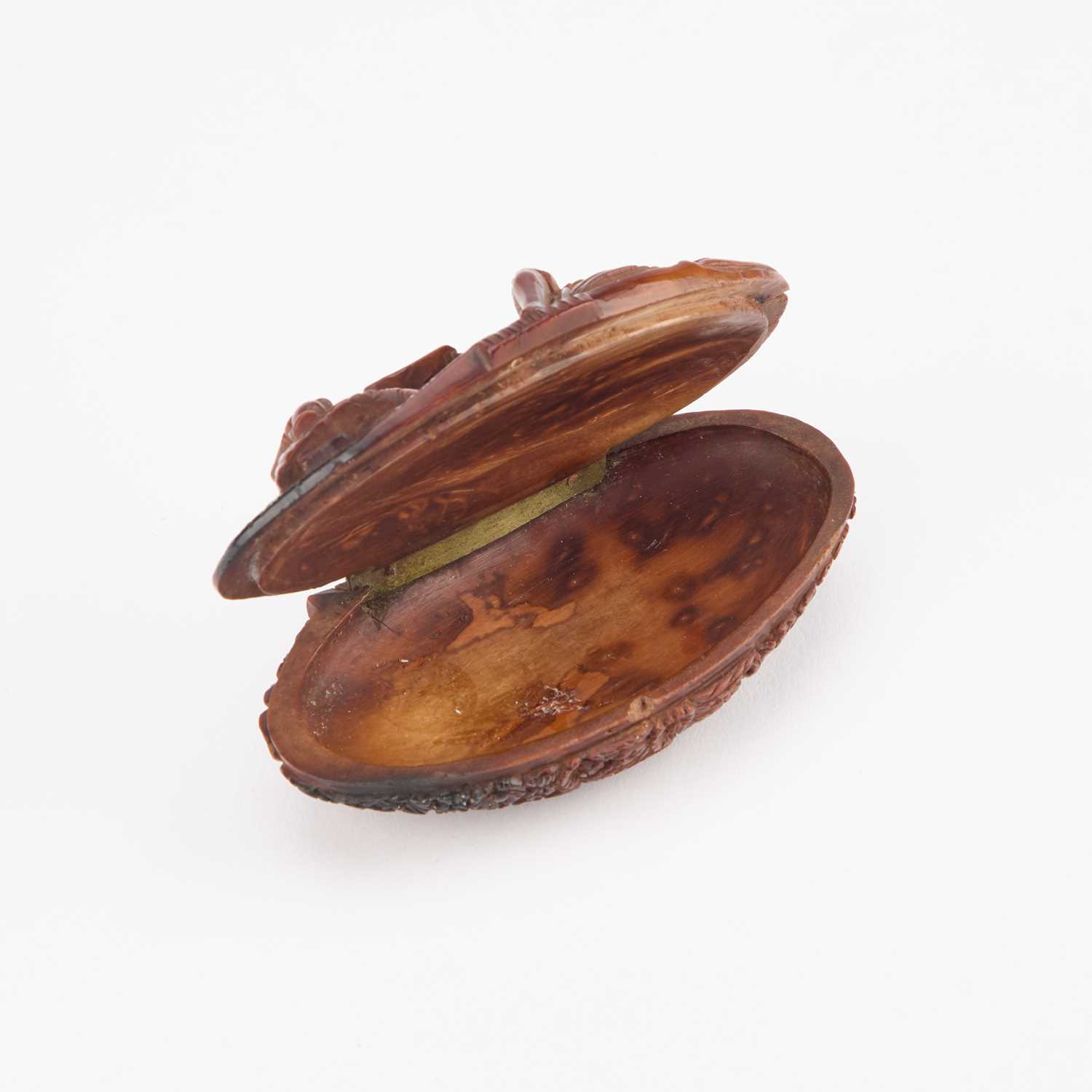 NAPOLEON INTEREST: A CARVED COQUILLA NUT SNUFF BOX, 18TH/ 19TH CENTURY - Image 3 of 4