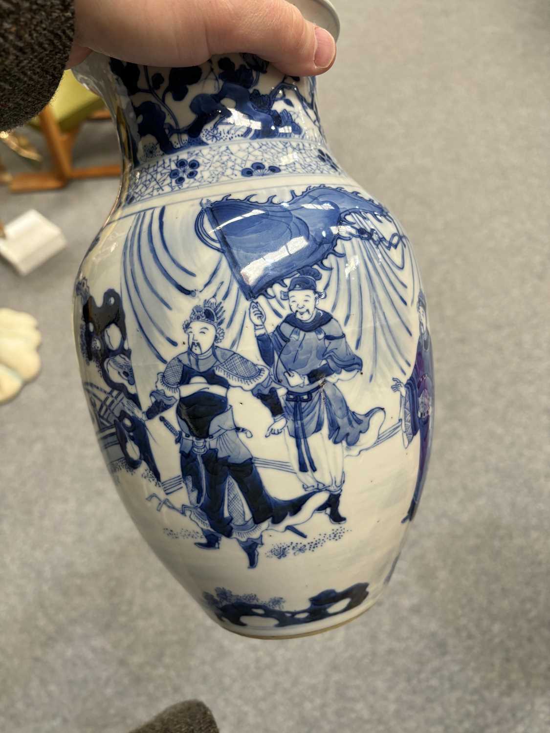 A NEAR PAIR OF 19TH CENTURY CHINESE BLUE AND WHITE VASES - Image 13 of 14