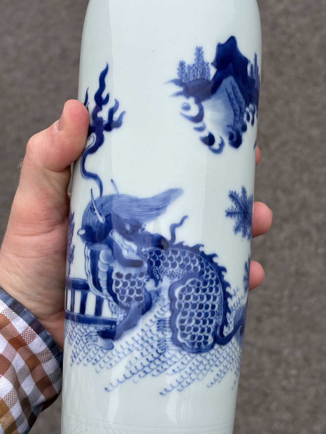 A CHINESE BLUE AND WHITE SLEEVE VASE - Image 3 of 11