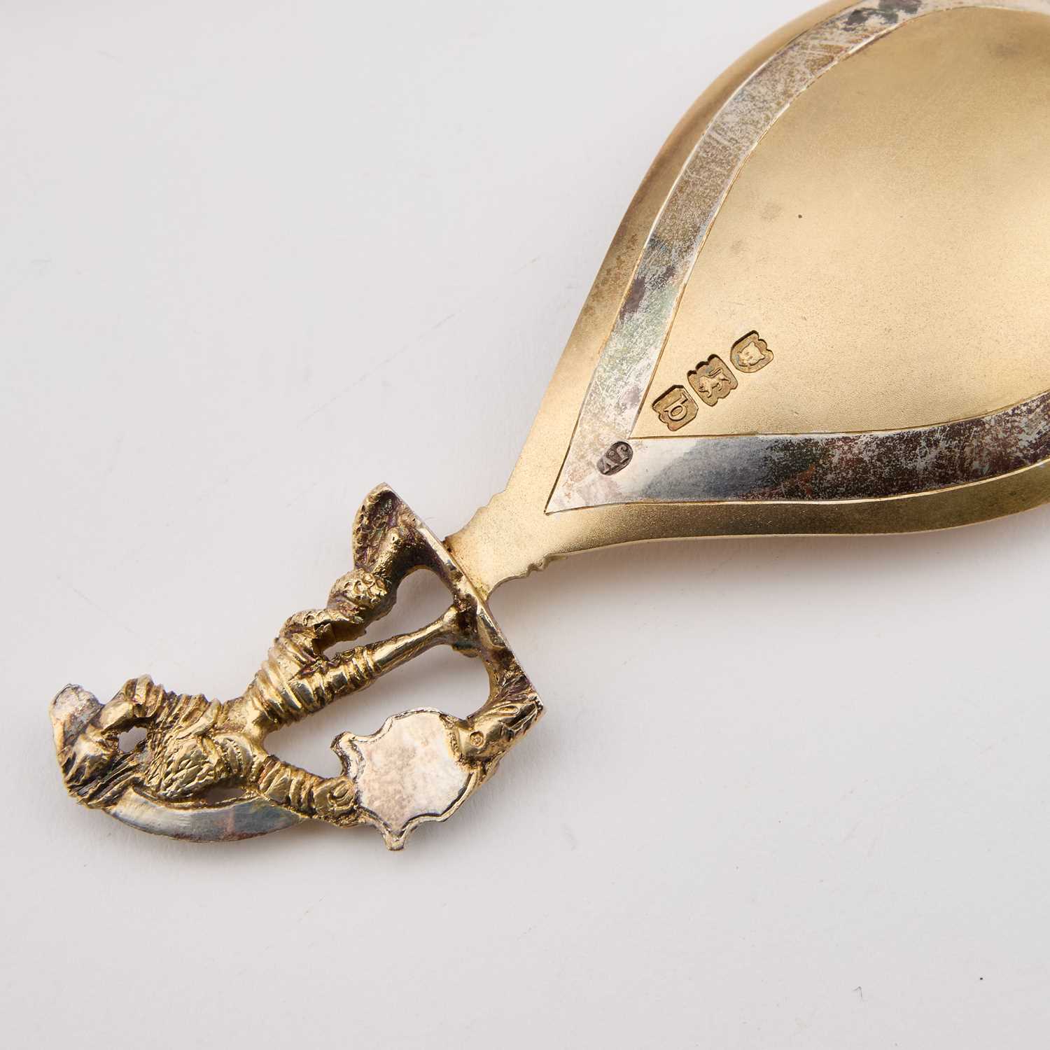 A SET OF SIX VICTORIAN SILVER AND SILVER-GILT SPOONS - Image 3 of 3