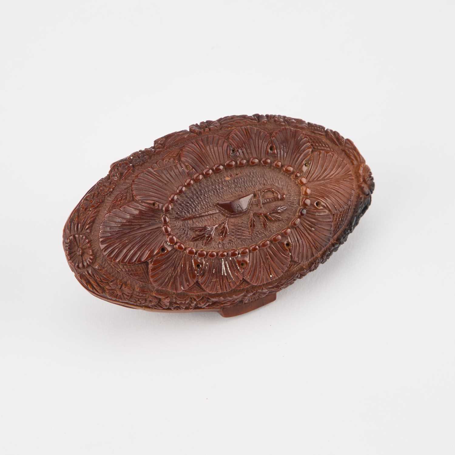 NAPOLEON INTEREST: A CARVED COQUILLA NUT SNUFF BOX, 18TH/ 19TH CENTURY - Image 2 of 4