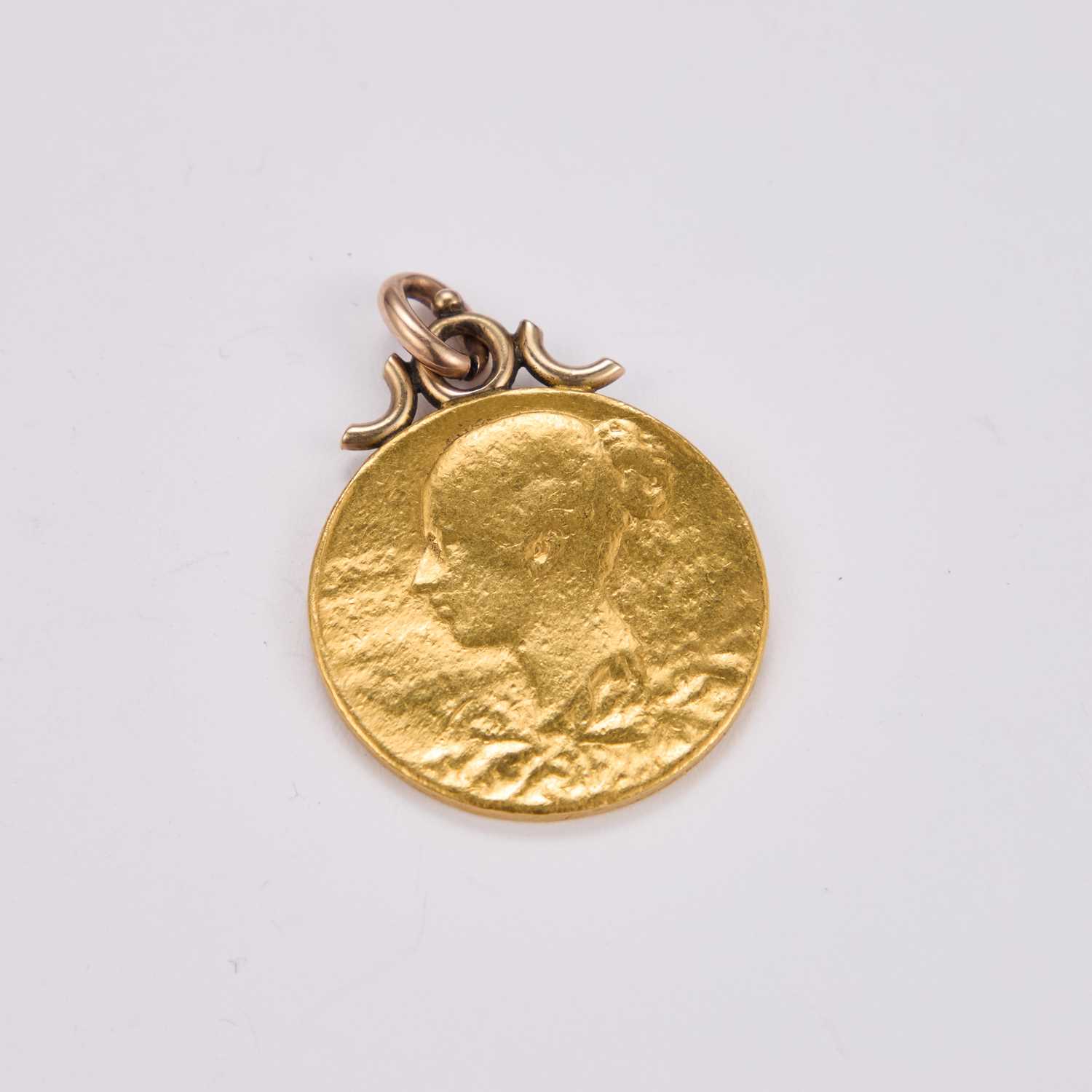 A VICTORIAN 1897 DIAMOND JUBILEE GOLD MEDAL PENDANT - Image 2 of 2