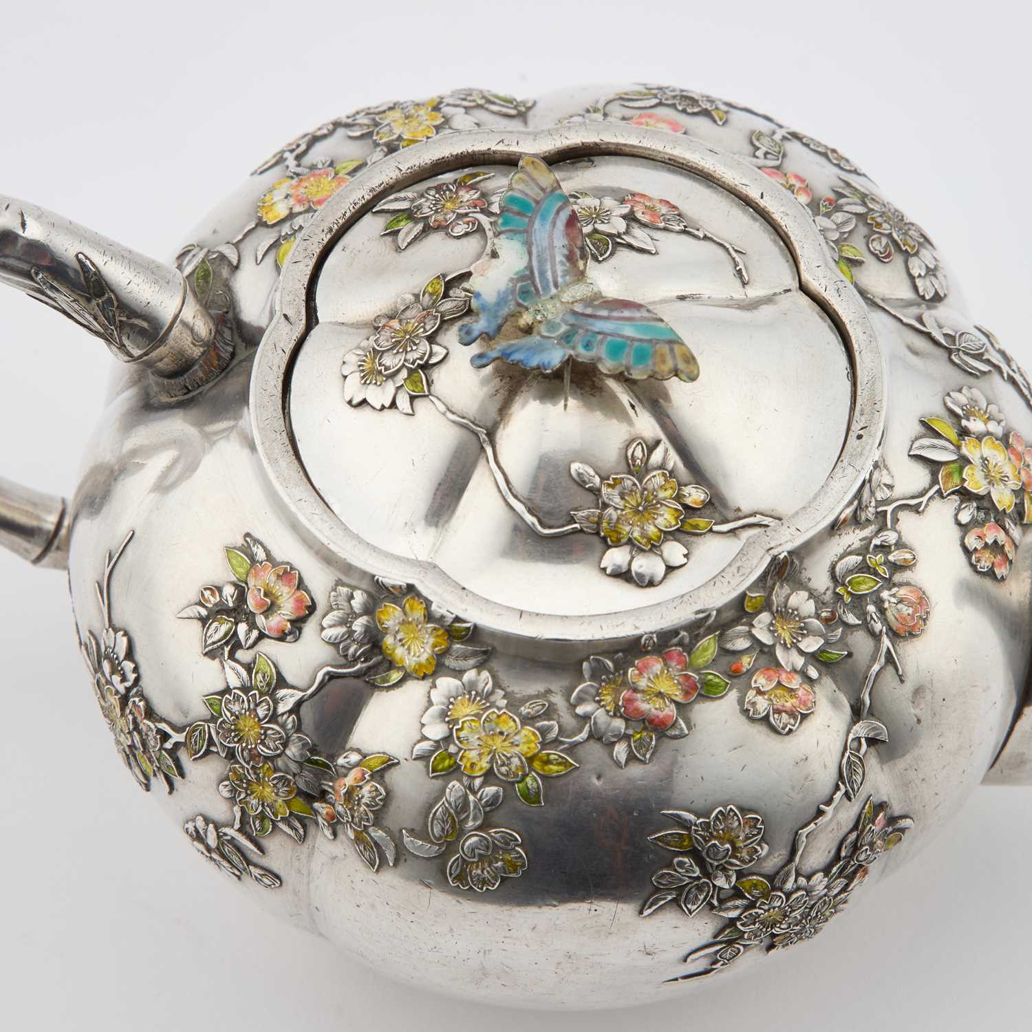 A JAPANESE SILVER AND ENAMEL TEAPOT - Image 2 of 13