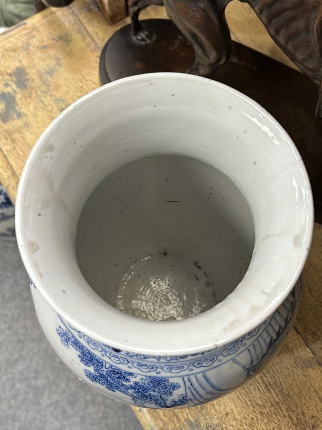 A NEAR PAIR OF 19TH CENTURY CHINESE BLUE AND WHITE VASES - Image 11 of 14