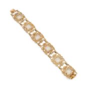 A 14 CARAT GOLD BRACELET