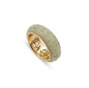 A 14 CARAT GOLD CARVED JADE RING