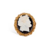 A LATE VICTORIAN CARVED CAMEO BROOCH