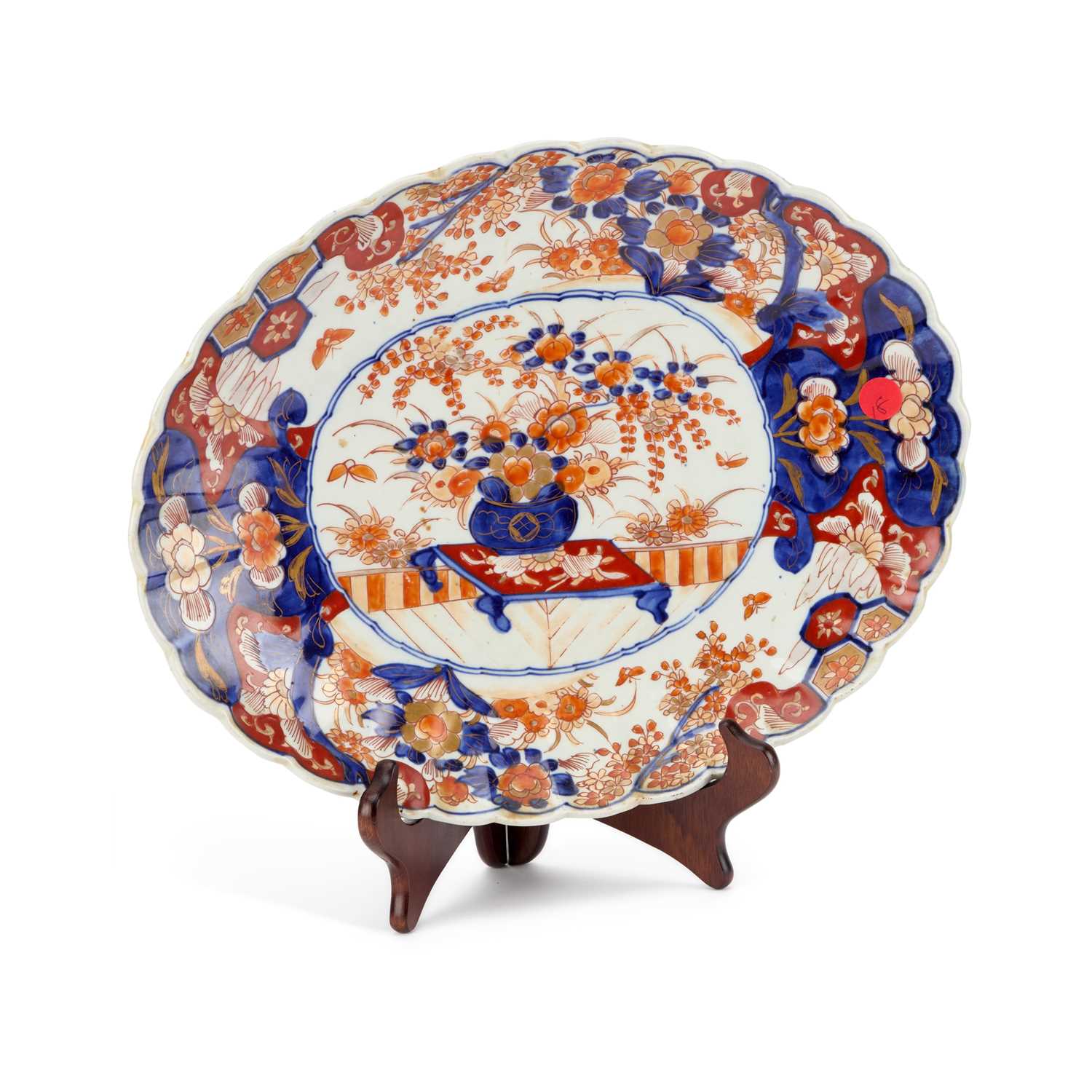 A LARGE JAPANESE IMARI FLUTED DISH, LATE 19TH/EARLY 20TH CENTURY