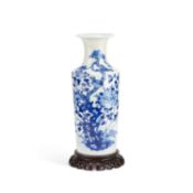 A LARGE CHINESE BLUE AND WHITE VASE