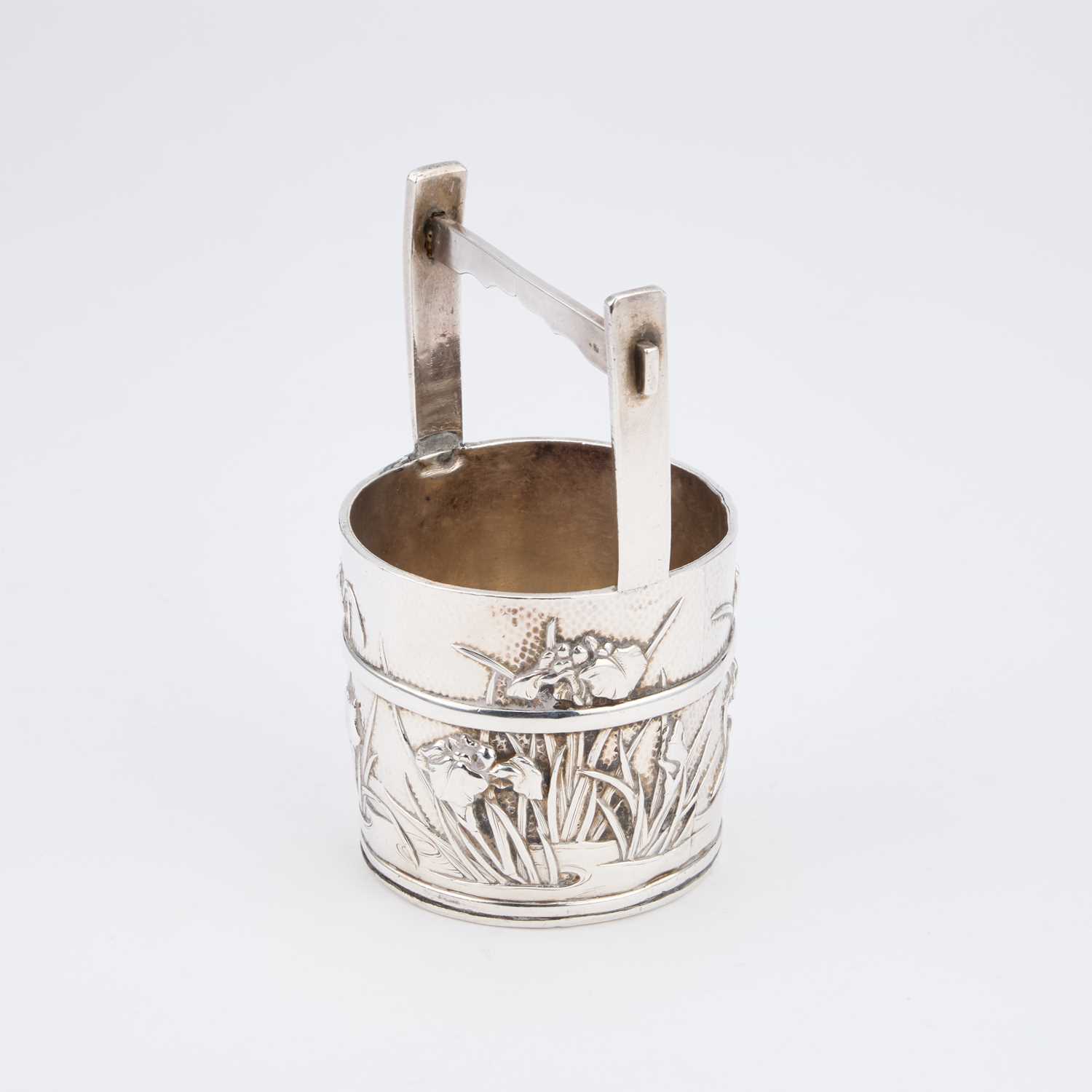 A JAPANESE SILVER SUGAR BUCKET - Image 2 of 3
