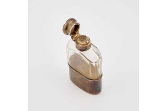 AN EDWARDIAN SILVER-MOUNTED GLASS HIP FLASK - Image 4 of 4