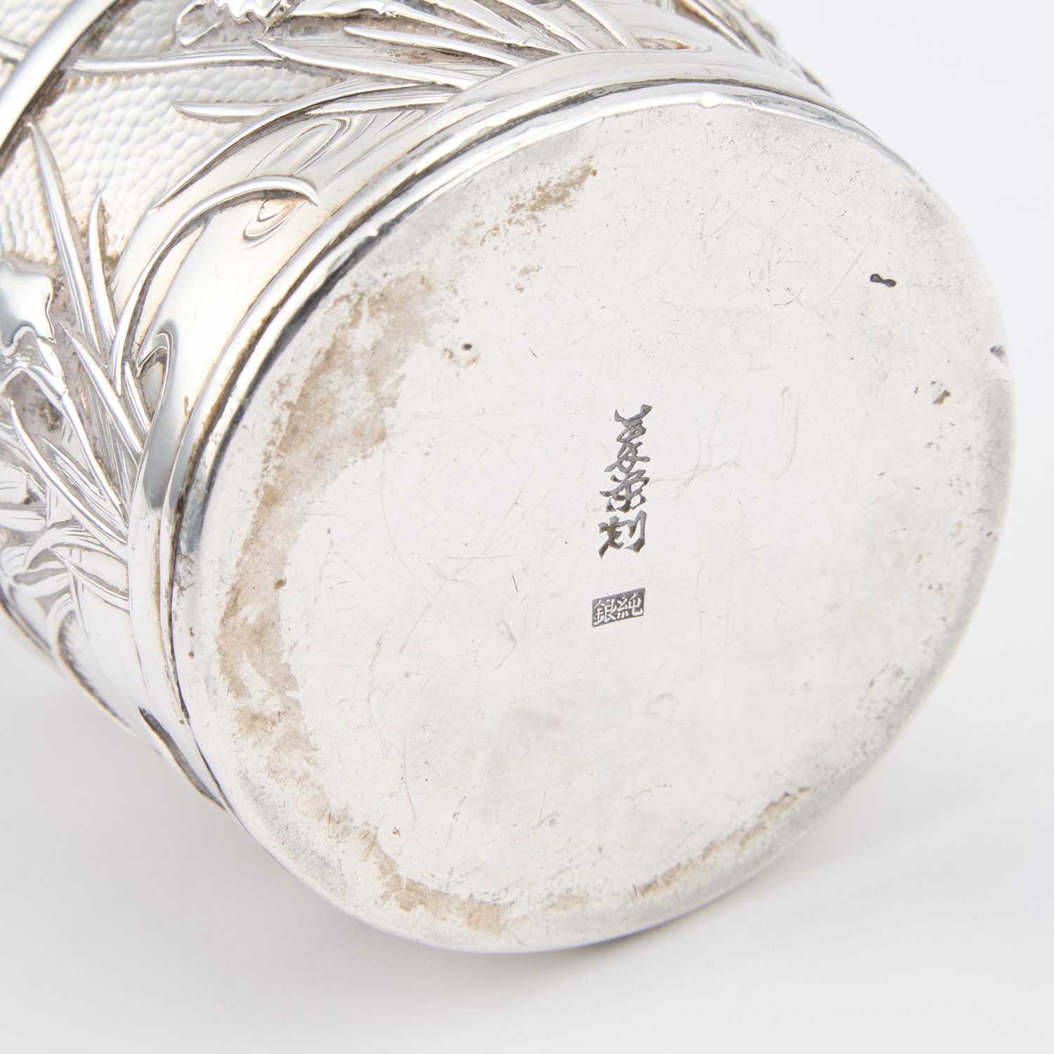 A JAPANESE SILVER SUGAR BUCKET - Image 3 of 3