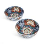 A PAIR OF JAPANESE IMARI BOWLS, LATE 19TH CENTURY