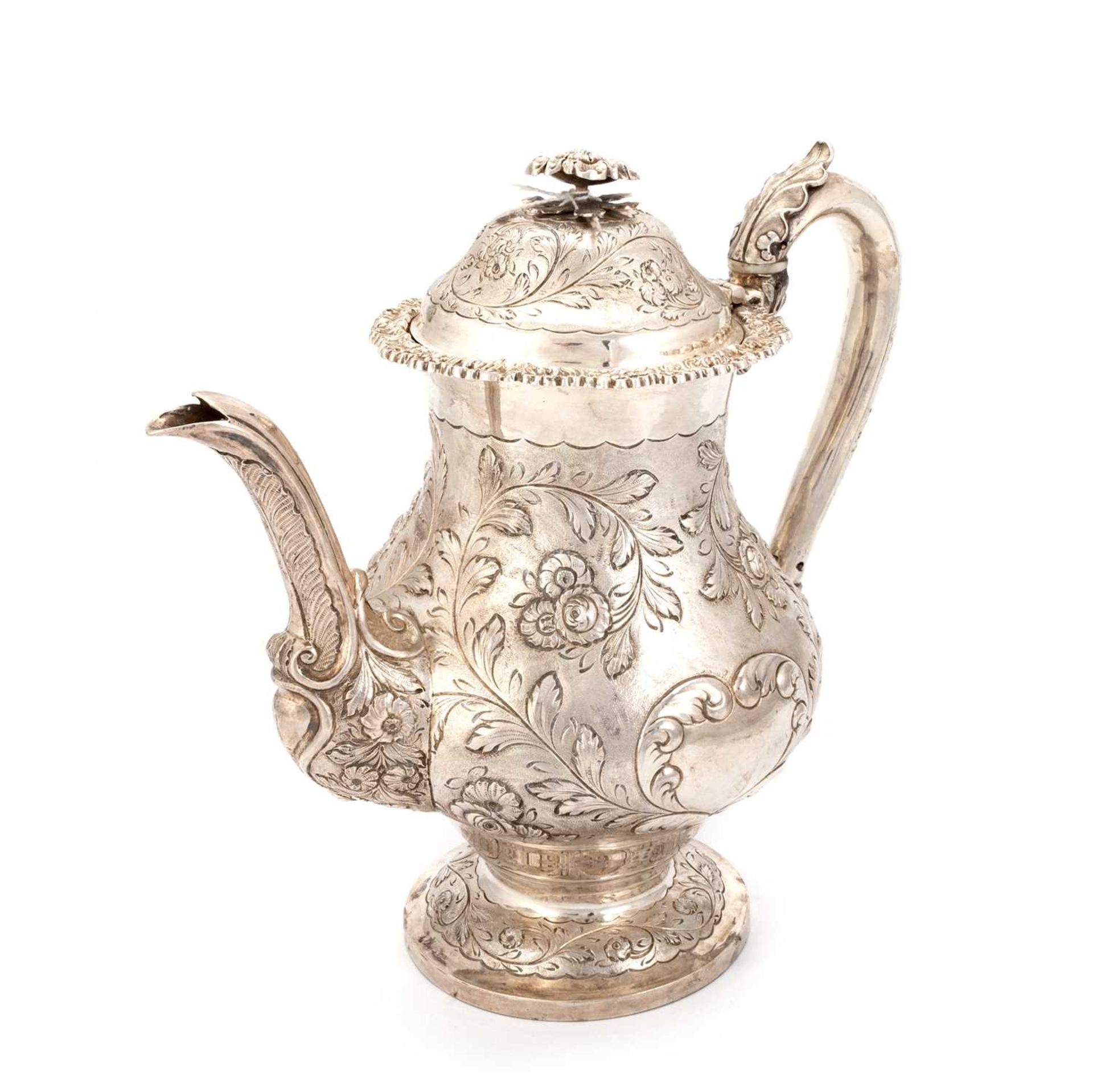 A GEORGE IV SILVER COFFEE POT - Image 2 of 3
