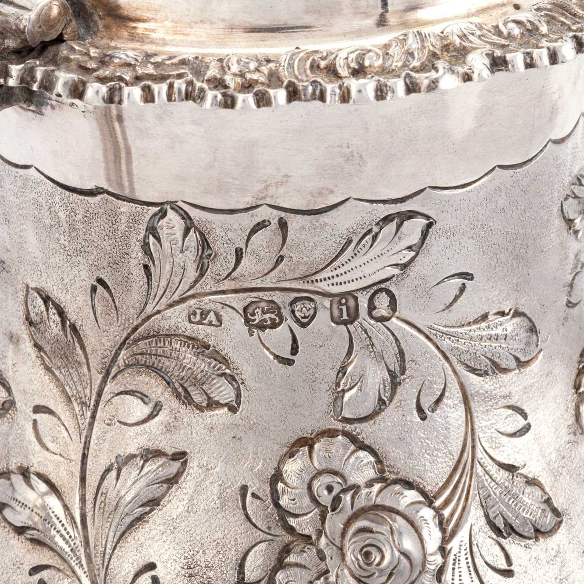 A GEORGE IV SILVER COFFEE POT - Image 3 of 3