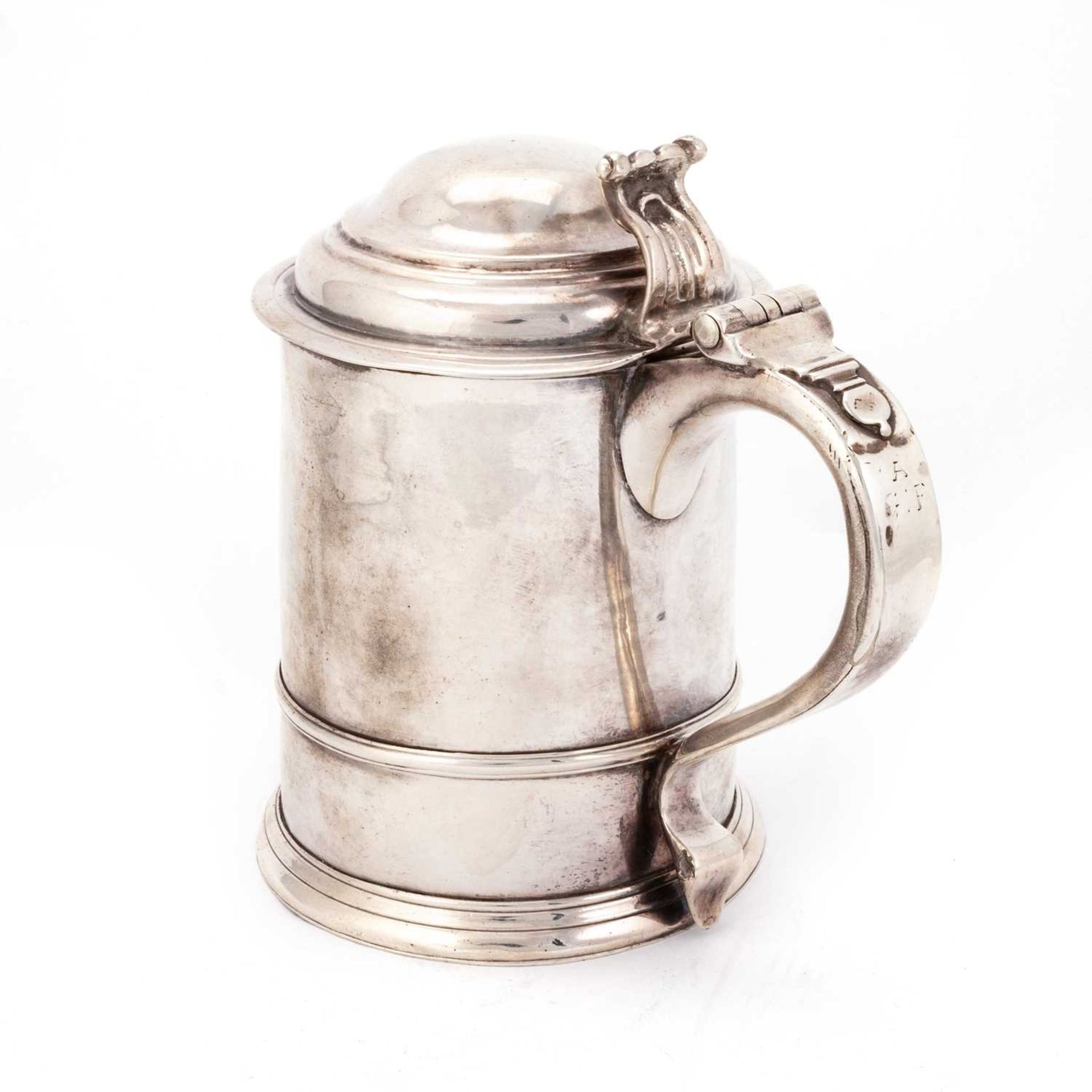 A GEORGE I SILVER LIDDED TANKARD - Image 2 of 2