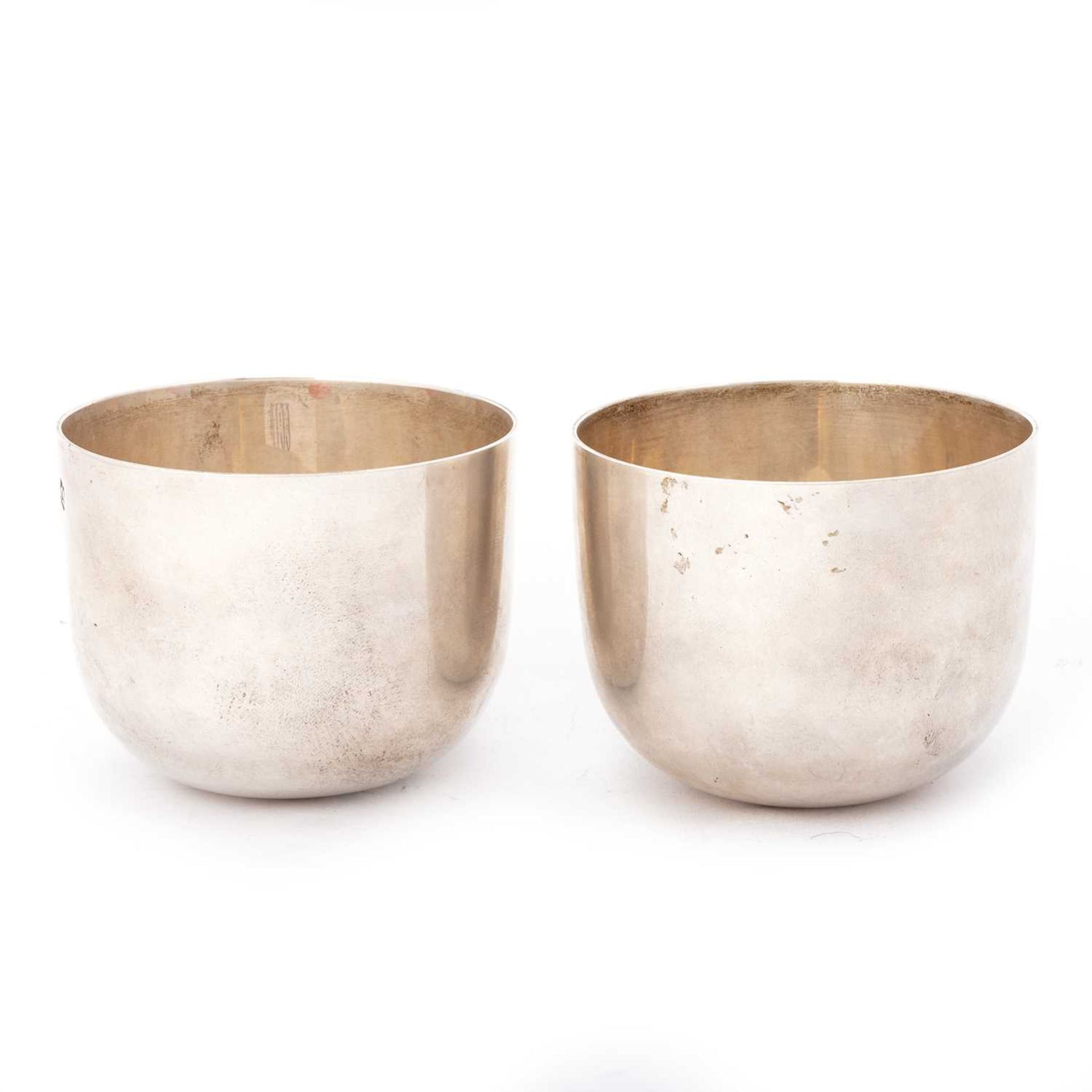 A PAIR OF ELIZABETH II SILVER TUMBLER CUPS