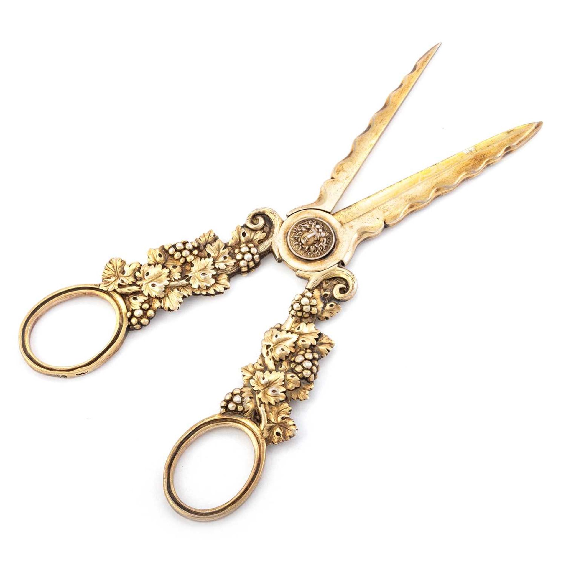 A PAIR OF VICTORIAN SILVER-GILT GRAPE SCISSORS