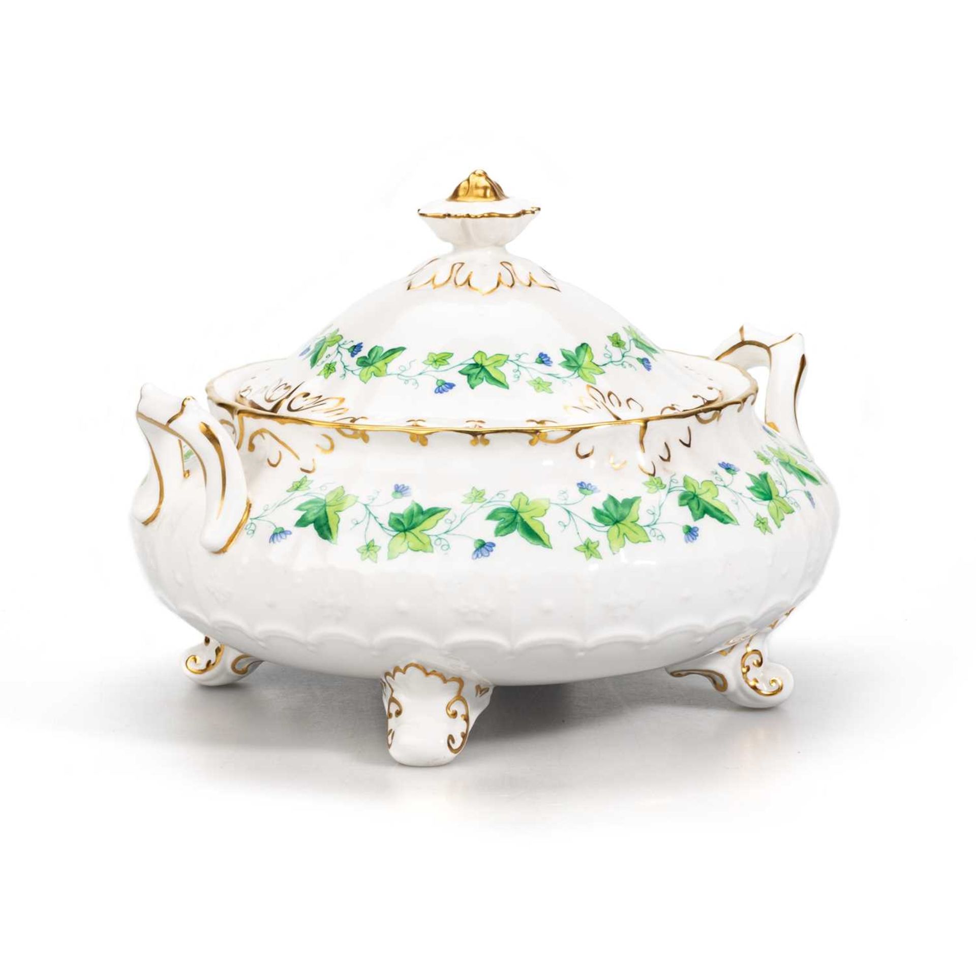 A ROYAL CROWN DERBY 'MEDWAY MAPLE' PATTERN DINNER SERVICE - Image 7 of 8