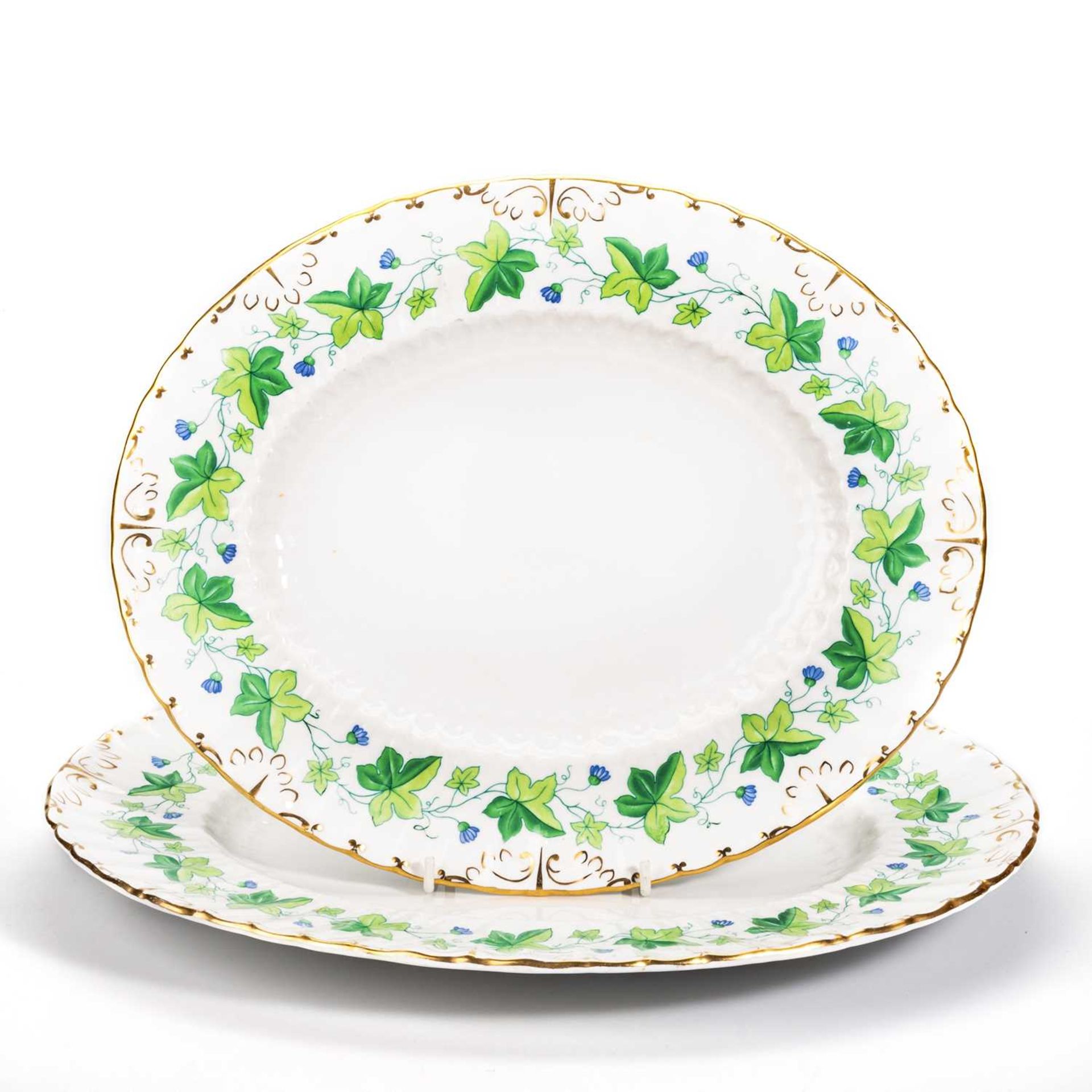 A ROYAL CROWN DERBY 'MEDWAY MAPLE' PATTERN DINNER SERVICE - Image 5 of 8