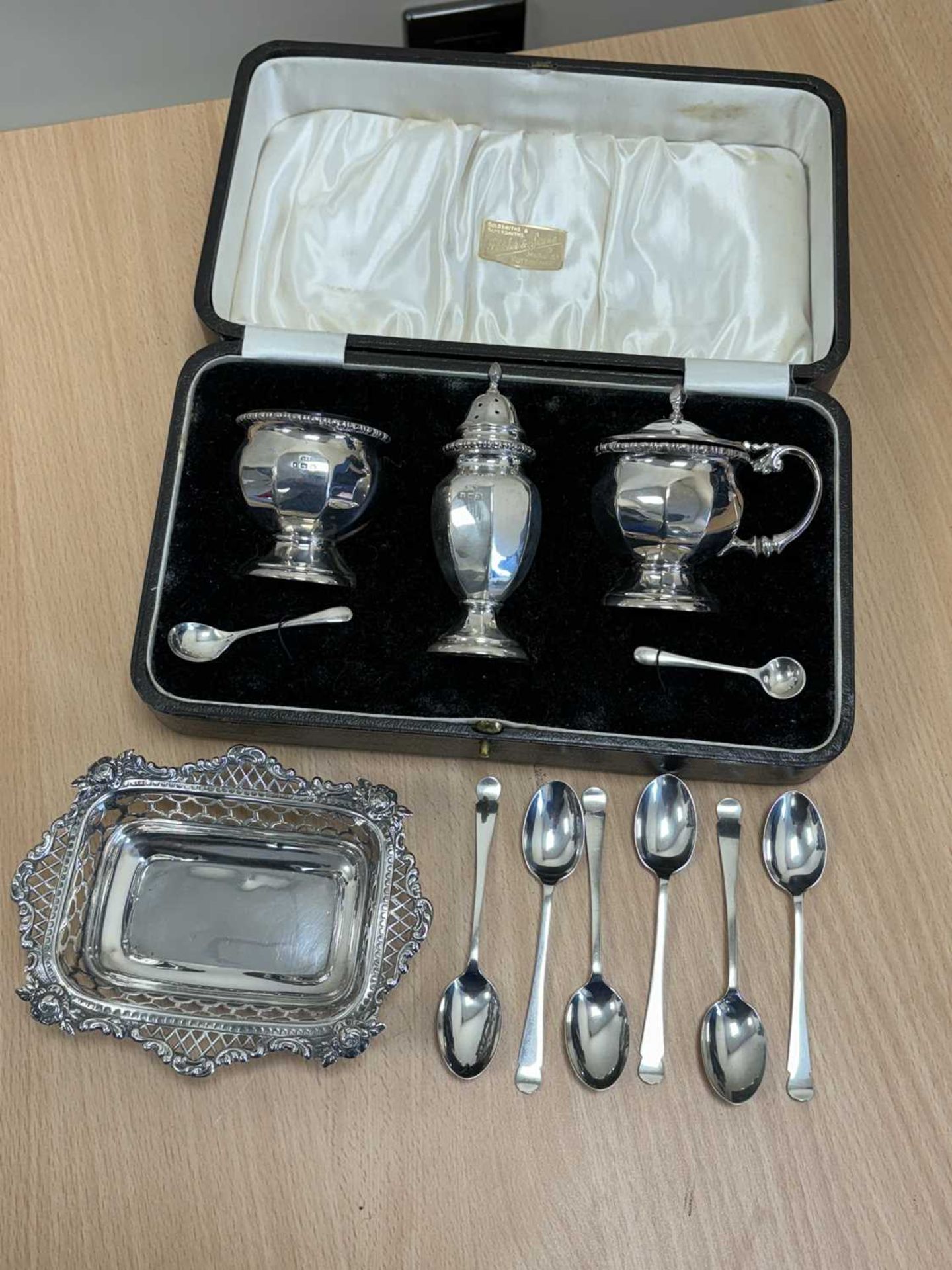 A CASED GEORGE V SILVER CRUET SET