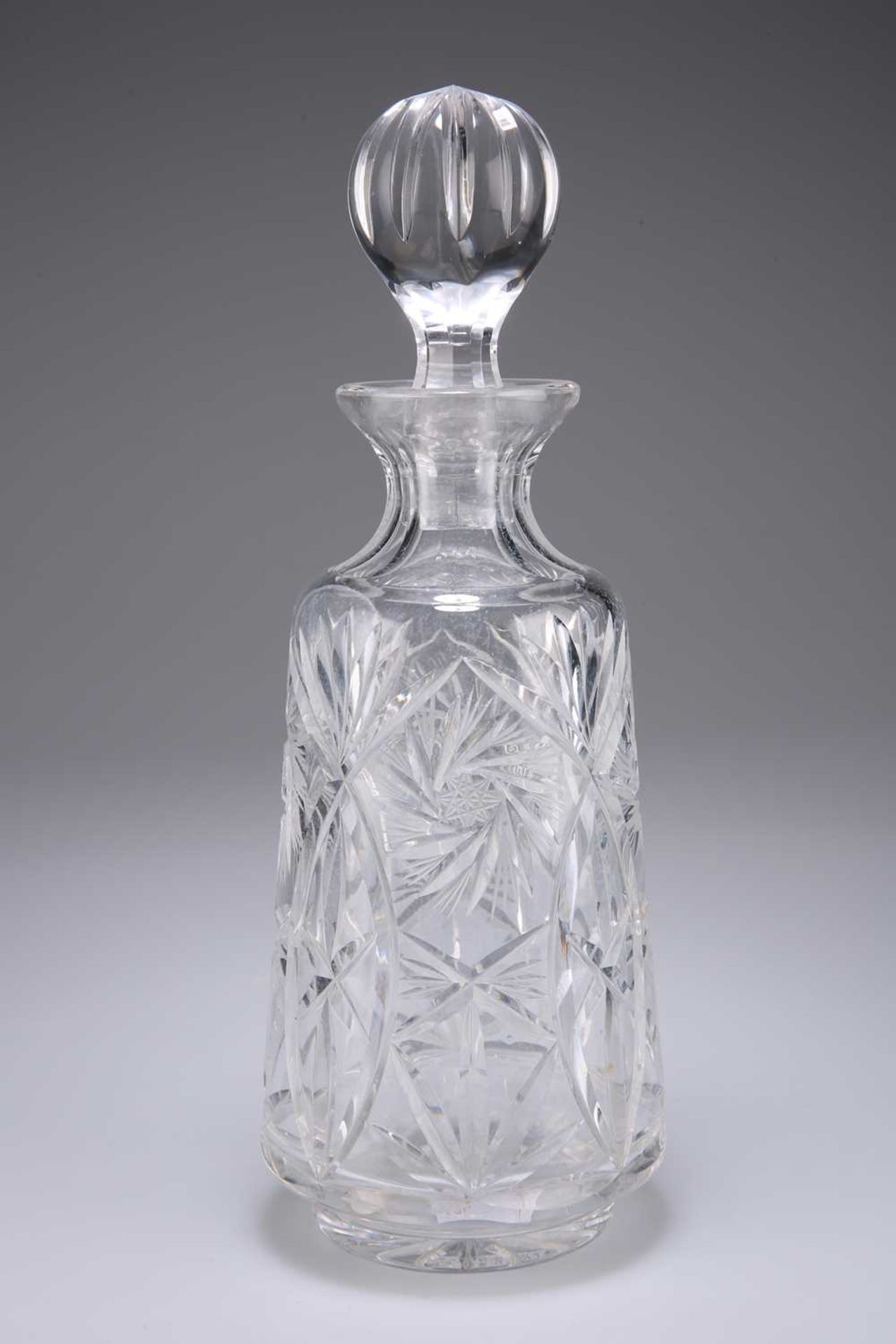 AN EARLY 20TH CENTURY DECANTER