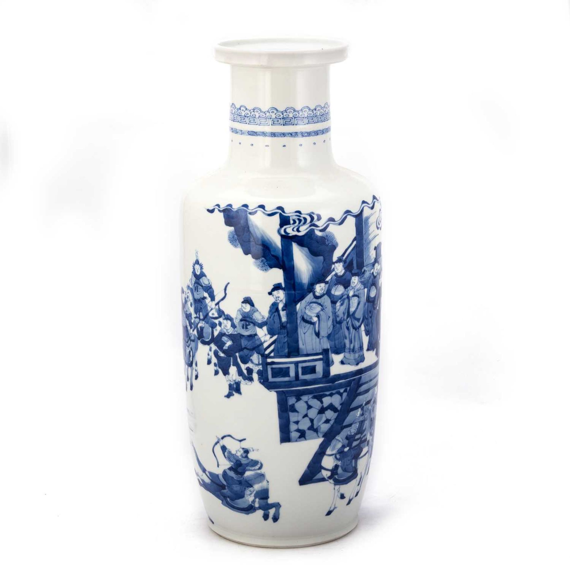 A LARGE CHINESE BLUE AND WHITE ROULEAU VASE - Image 2 of 6
