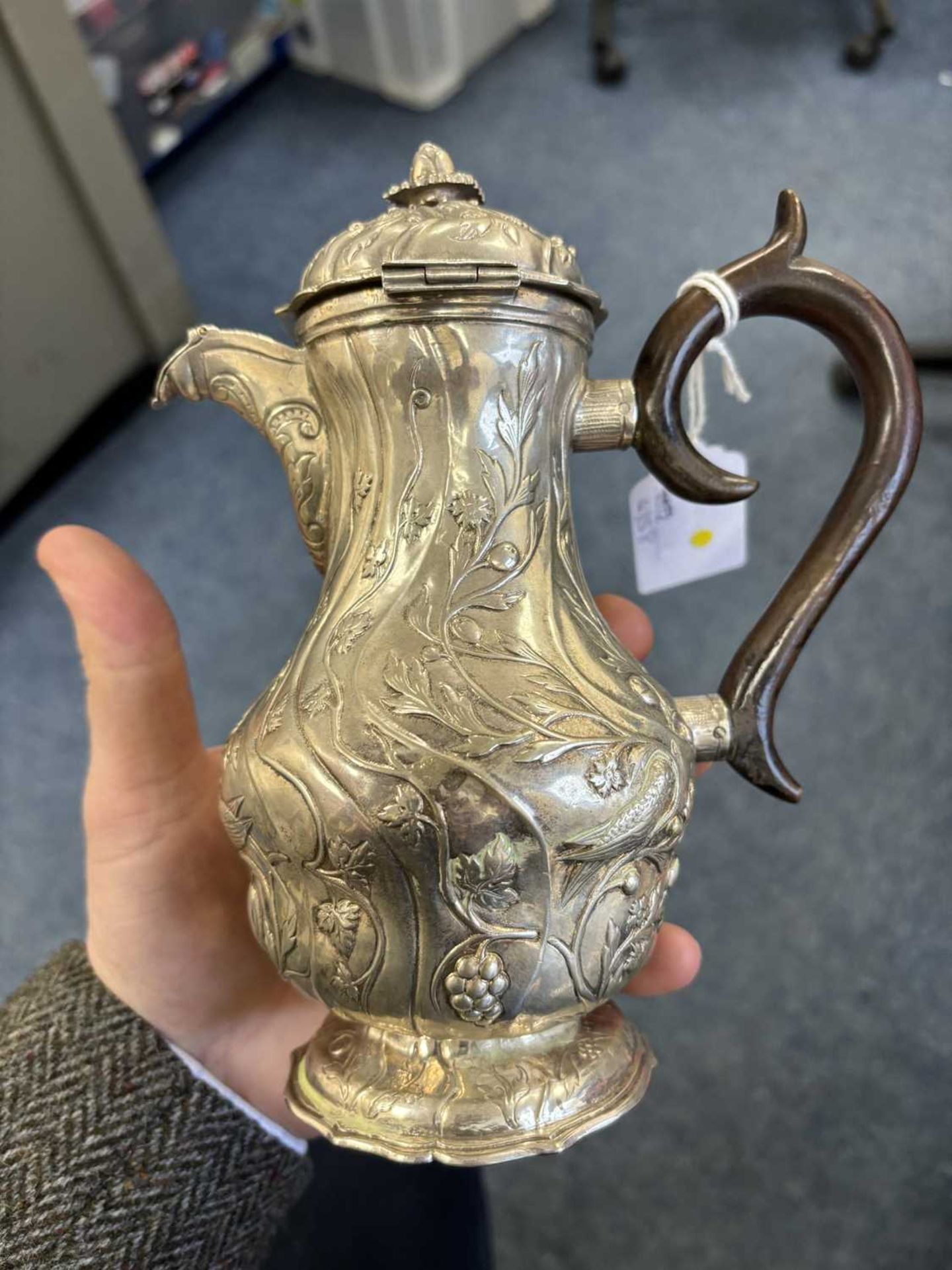 AN 18TH CENTURY GERMAN SILVER COFFEE POT - Image 6 of 6